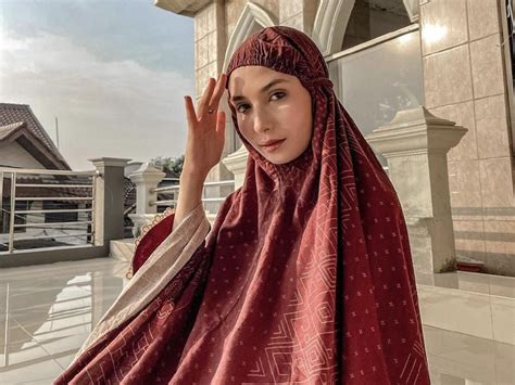 6 gaya hijab daniella kharishma selebgram yang kini jadi mualaf