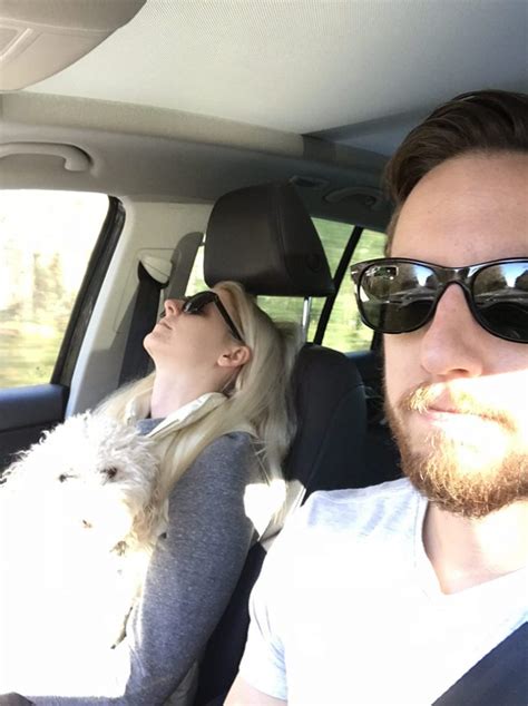 21 selfies que ha sacado un hombre para demostrar lo divertido que es viajar con su mujer