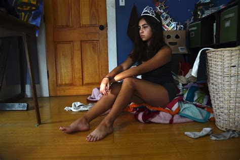 Teen Girl Sitting On Feet Hot Girl Hd Wallpaper