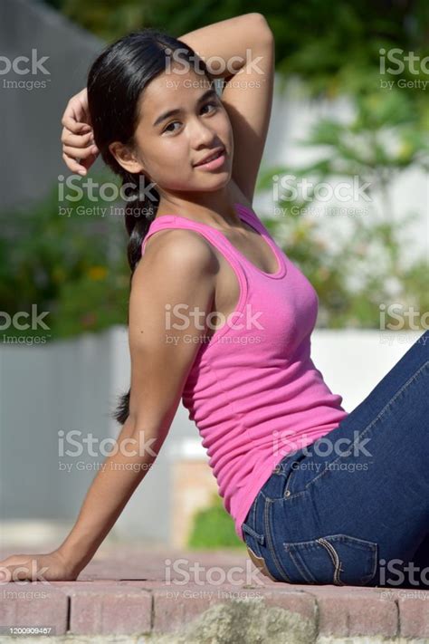 Hermosa Filipina Adolescente Chica Con El Pelo Largo Foto De Stock Y