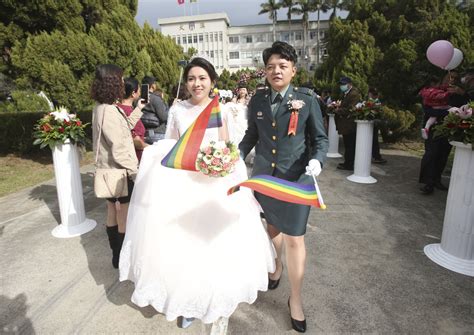 Two Same Sex Couples In Military Marry In First For Taiwan