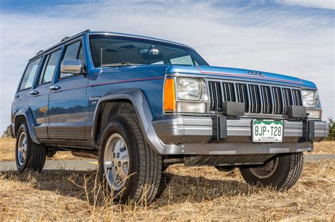 reserve  jeep cherokee laredo   sale  bat auctions sold    march