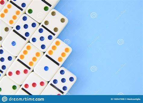 witte dominos met helder gekleurde punten op blauwe achtergrond stock foto image  lijn