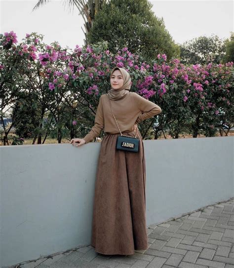 10 ide pose foto dengan hijab supaya tampak lebih jenjang