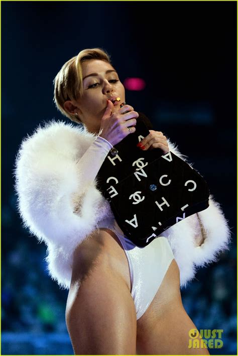 Miley Cyrus Lights Blunt On Stage Wins Mtv Ema Award Video Photo