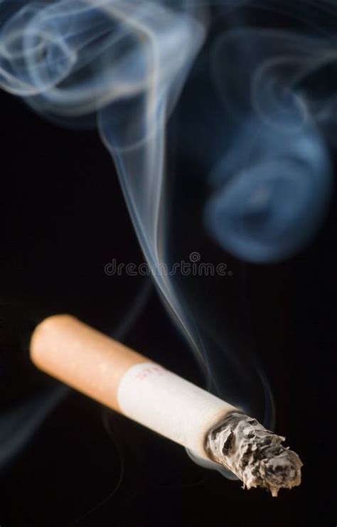 een rokende sigaret stock afbeelding image  anti risico