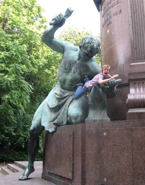 22 pictures that prove posing with sculptures is really fun