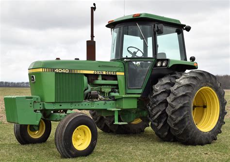 john deere  tractor sold  record price yesterday  ohio farm auction petes machinery talk