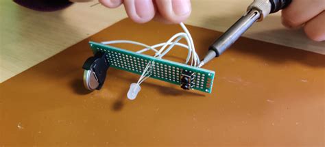 lab eigen circuit solderen op een pcb printplaat voor thuis en op