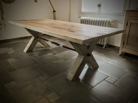 table scandinave avec pieds croises entierement en chene massif