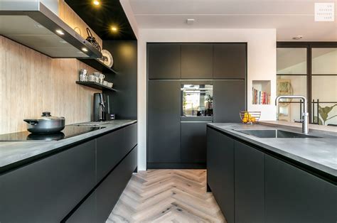strakke moderne en zwarte keuken met kookeiland keuken ontwerp keuken inspiratie keuken design