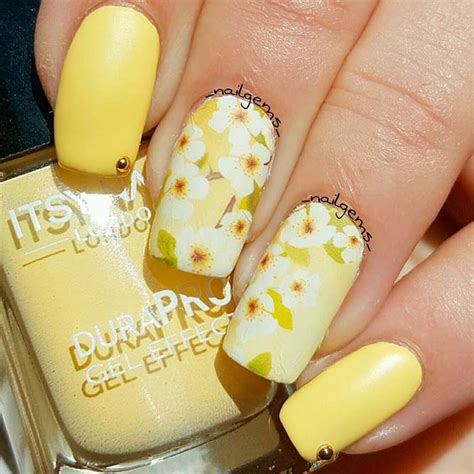 18 creative ways update you mani with yellow flowers nail