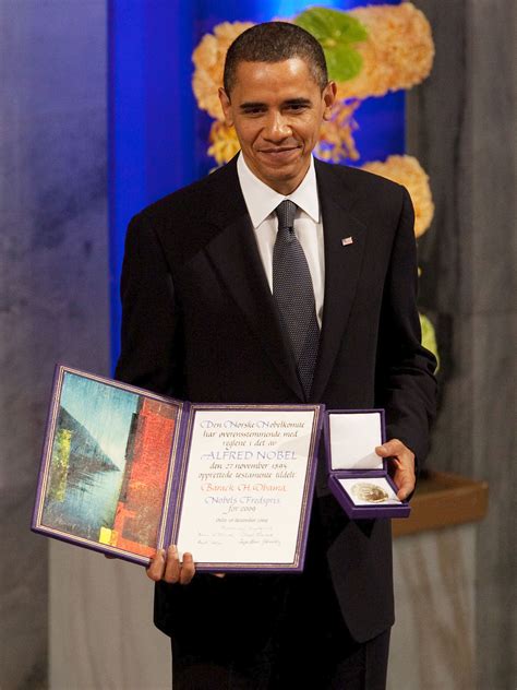 galardonados con el premio nobel de la paz presionan a obama en favor