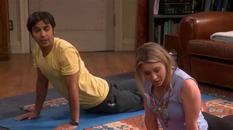 Raj Y Penny Hacen Yoga The Big Bang Theory Español Latino Youtube