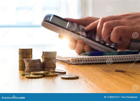mens die calculator gebruiken om geldbesparingen en het leven kosten te tellen stock afbeelding