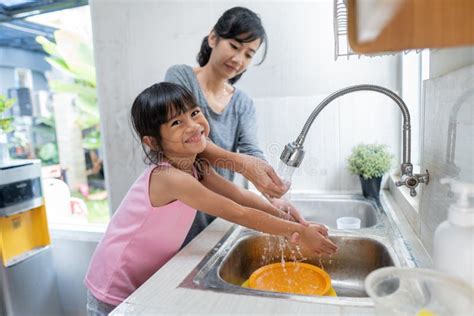 Mother And Daughter Washing Dishes Stock Image Image Of Girl