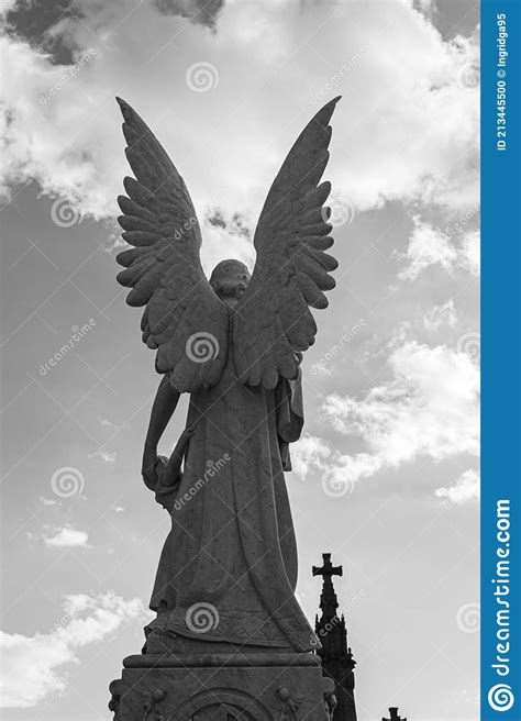 statue eines engels auf dem zement stockfoto bild von kreis barcelona