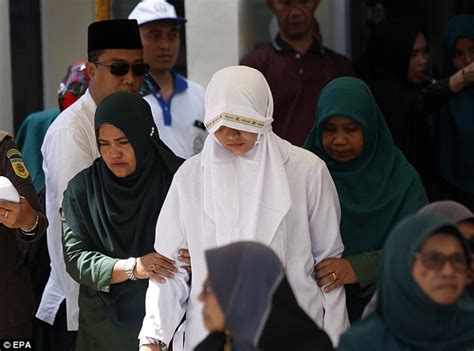 Gay Couple Flogged For Having Sex In Indonesia S Sharia