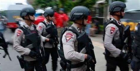 indonesian police arrest 140 in raid on gay club