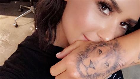 Demi Lovato Gets A Giant Lion Tattooed On Her Hand See The New Ink