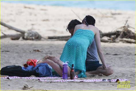 Anne Hathaway Dons Bikini Top For Hawaii Beach Walk Photo 3025985
