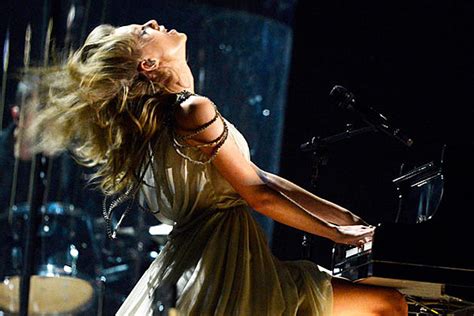 Taylor Swift Dances Like Crazy At 2014 Grammys [s]