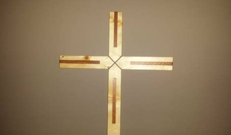 croix de cimetiere par standard sur lair du bois