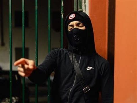chi è neima ezza il rapper milanese del video che ha provocato scontri
