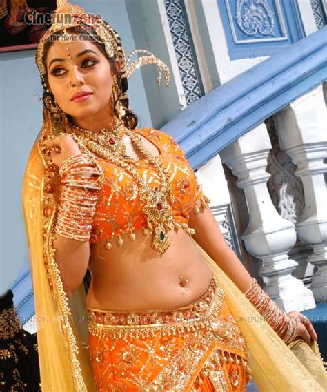 actress poorna aka shamna kasim hot navel show latest spicy stills