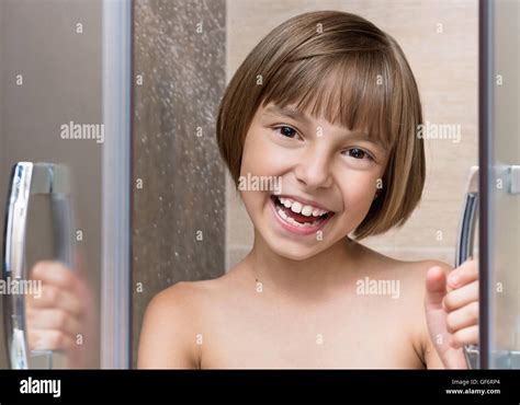 Mädchen Unter Der Dusche Baden Stockfotografie Alamy