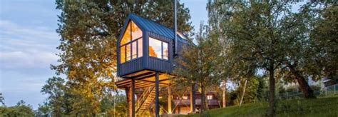 prefab treehouse   assembled     days tree house prefab prefab cabins