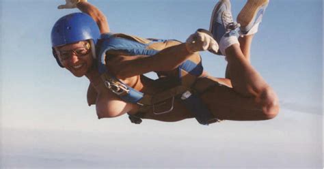裸で空を飛ぶクレイジーなヌードスカイダイビング画像集 性癖エロ画像 センギリ
