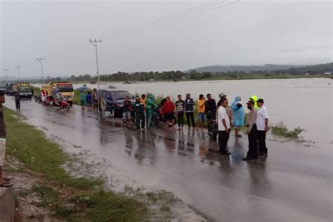 foto jalan sepanjang  km  tts terendam banjir akses kendaraan lumpuh