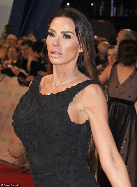 Katie Price Scrolls Through Phone After Losing At Ntas Daily Mail Online