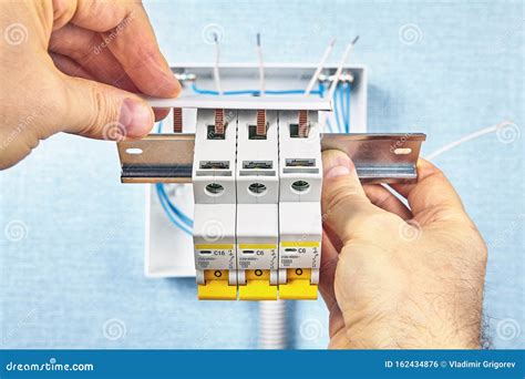 automatische sicherung oder mcb installation zu hause stockfoto bild von haus elektrisch