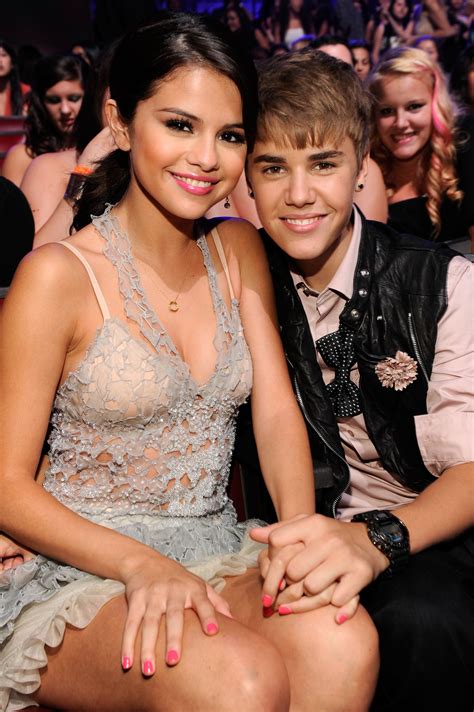 pictures of selena gomez and justin bieber kissing at 2011 teen choice