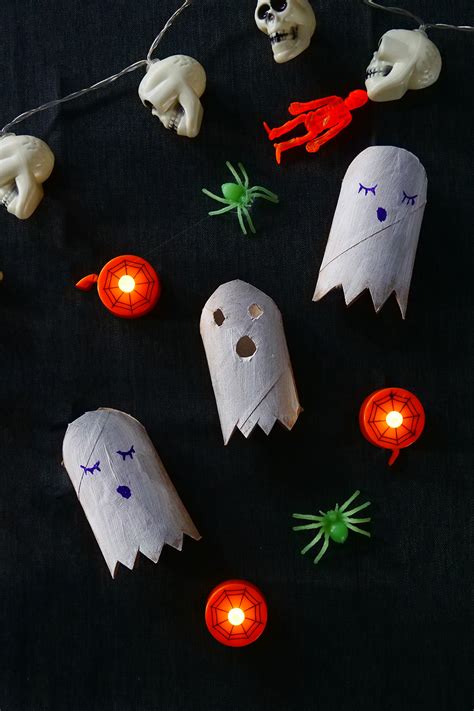 geister aus klopapierrollen mit kindern zu halloween basteln mama kreativ