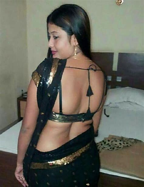 hot desi indian aunty posing in bra n panty showing boobs