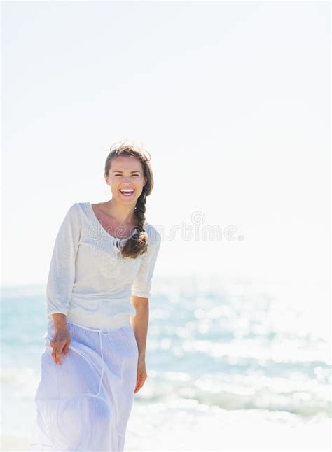 glimlachende jonge vrouw bij de kust stock foto afbeelding bestaande