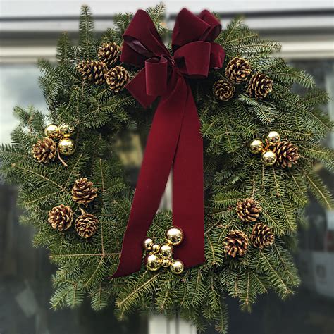 custom  christmas wreath  peabody ma evans flowers