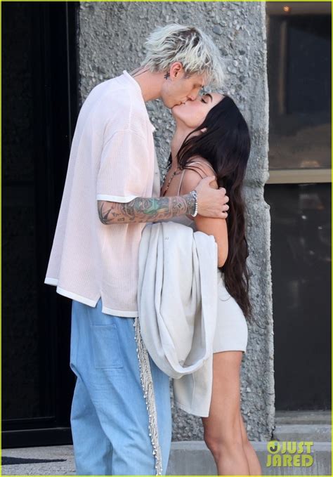 Full Sized Photo Of Megan Fox Kisses Mgk After Getting Pulled Over 01