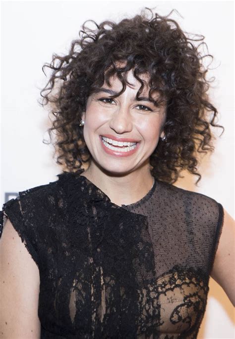 Ilana Glazer S Open Shoulders And Springy Hair Lainey