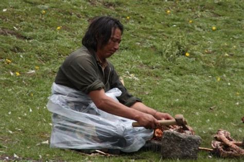 shocking ritual in tibet eaten by vultures after death