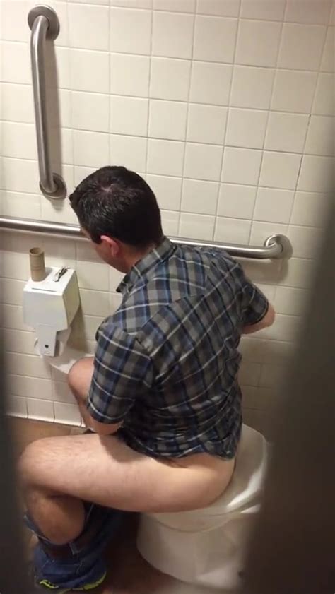 str8 guy wiping his ass
