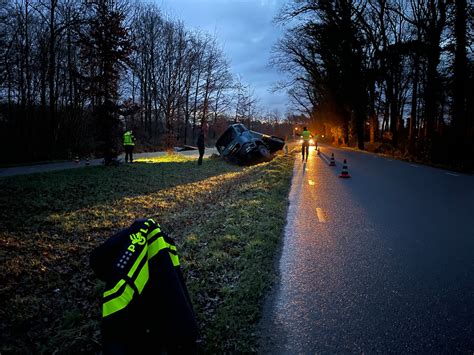 vrachtwagen wijkt uit voor tegenligger en belandt  berm winterswijk foto tubantianl