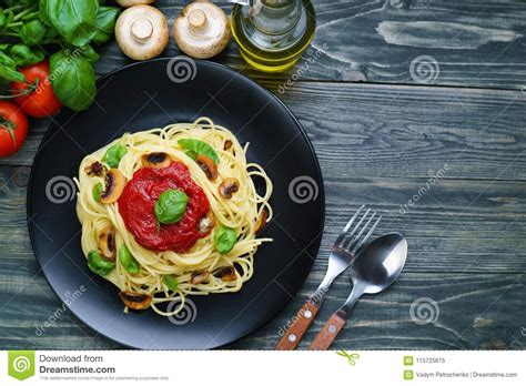 voorbereide spaghettideegwaren met tomatensaus geroosterde champignons stock afbeelding image