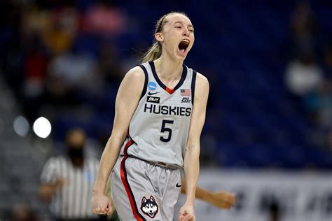 paige bueckers becomes first ever freshman to win ap national player of