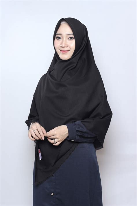 tren gaya  kerudung hitam warna jilbab