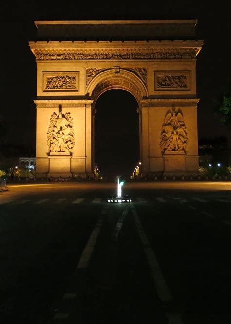 arc de triomphe  night paris