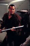 Résultat d’image pour Steven Seagal Niveau art Martiaux. Taille: 123 x 185. Source: martial-arts-review.co.uk